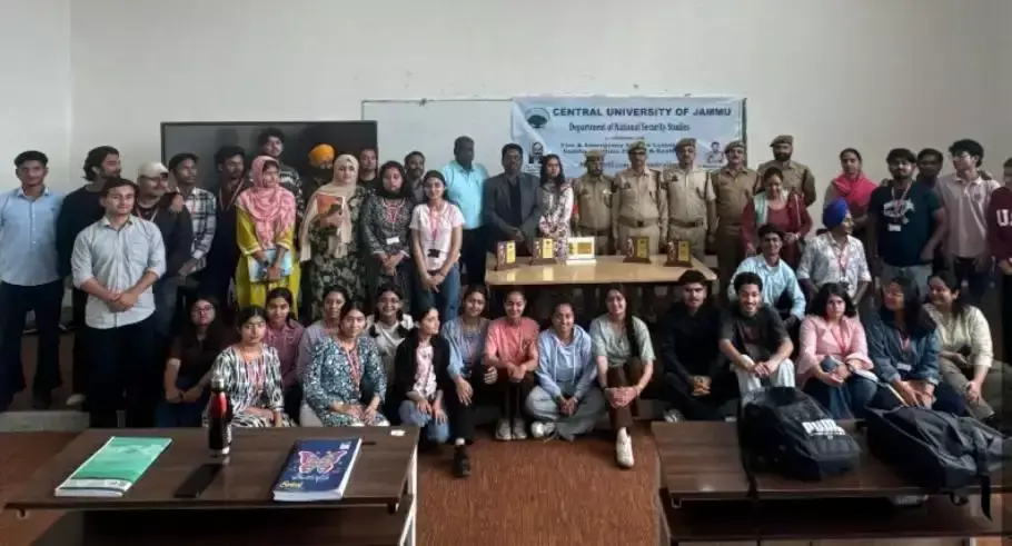 Jammu: छात्रों और स्टाफ को मिला सुरक्षा प्रशिक्षण Jammu: छात्रों और स्टाफ को मिला सुरक्षा प्रशिक्षण