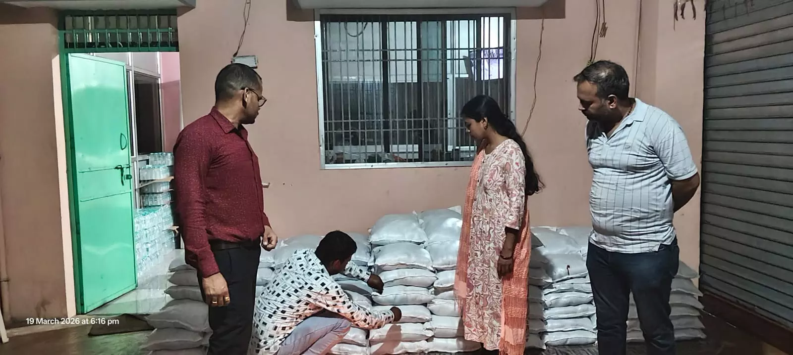 ख़राब पानी पाउच जब्त, वाटर प्लांट में छापेमारी ख़राब पानी पाउच जब्त, वाटर प्लांट में छापेमारी