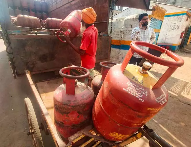 LPG आपूर्ति को सुव्यवस्थित करने और कालाबाज़ारी पर रोक लगाने के लिए पैनल गठित LPG आपूर्ति को सुव्यवस्थित करने और कालाबाज़ारी पर रोक लगाने के लिए पैनल गठित