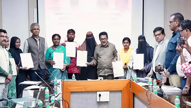Bengaluru : कोगिलु लेआउट के 12 निवासियों को मालिकाना दस्तावेज़ जारी Bengaluru : कोगिलु लेआउट के 12 निवासियों को मालिकाना दस्तावेज़ जारी