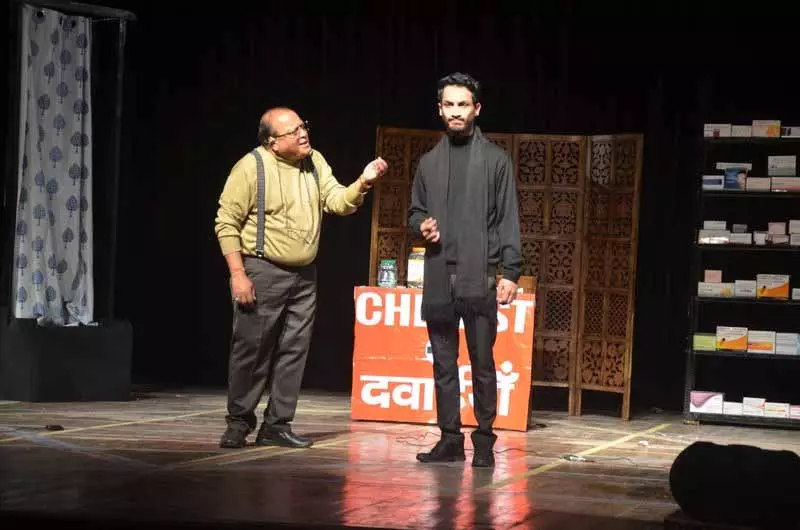 Zahar, एक लड़की पांच दीवाने ने बिलासपुर में दर्शकों का मन मोह लिया Zahar, एक लड़की पांच दीवाने ने बिलासपुर में दर्शकों का मन मोह लिया