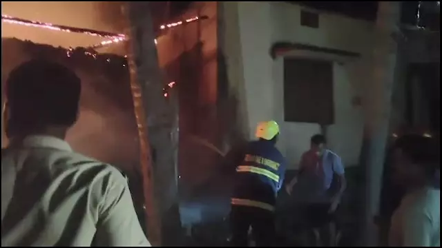 Jajpur में आग लगने की घटना में चार परिवारों के 12 घर जलकर राख, लाखों की संपत्ति नष्ट Jajpur में आग लगने की घटना में चार परिवारों के 12 घर जलकर राख, लाखों की संपत्ति नष्ट