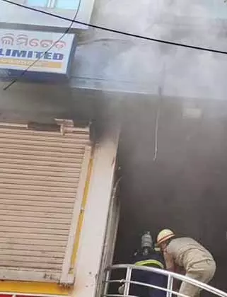 Priyadarshini Market में लगी आग, आग बुझाने के लिए 6 दमकल गाड़ियां तैनात Priyadarshini Market में लगी आग, आग बुझाने के लिए 6 दमकल गाड़ियां तैनात