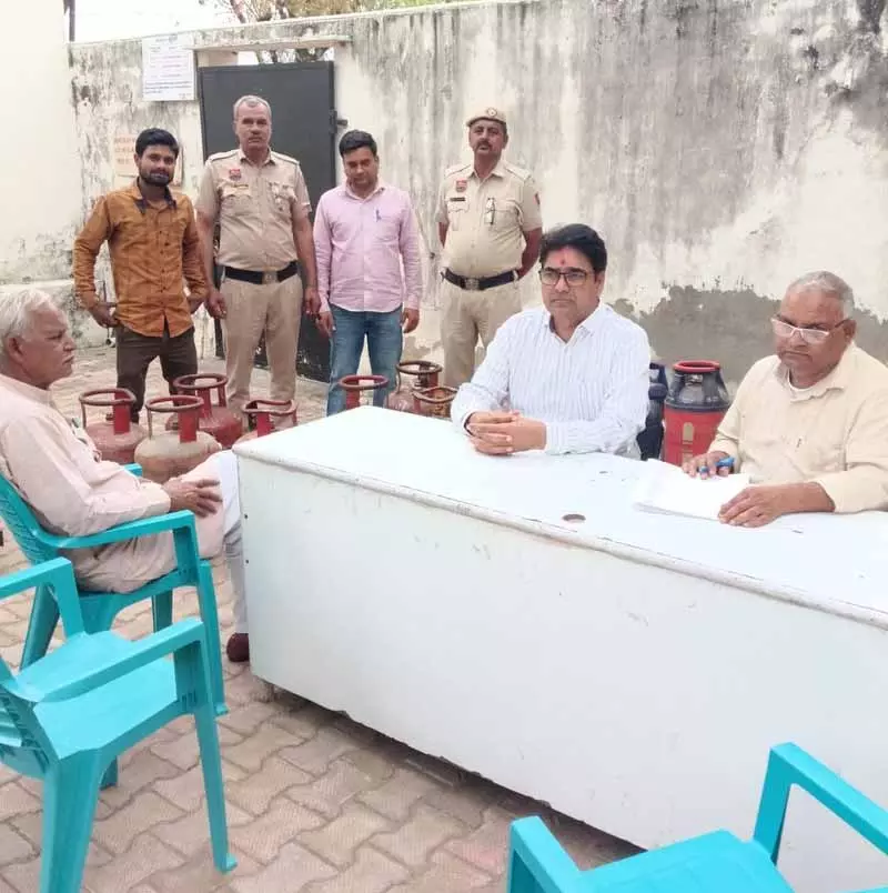 खाद्य एवं नागरिक आपूर्ति विभाग ने महेंद्रगढ़ में 16 LPG सिलेंडर ज़ब्त किए खाद्य एवं नागरिक आपूर्ति विभाग ने महेंद्रगढ़ में 16 LPG सिलेंडर ज़ब्त किए