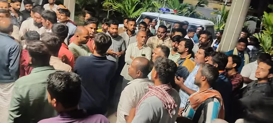 Chikkanayakanahalli: पूछताछ के लिए थाने लाए गए व्यक्ति की मौत: विरोध प्रदर्शन Chikkanayakanahalli: पूछताछ के लिए थाने लाए गए व्यक्ति की मौत: विरोध प्रदर्शन