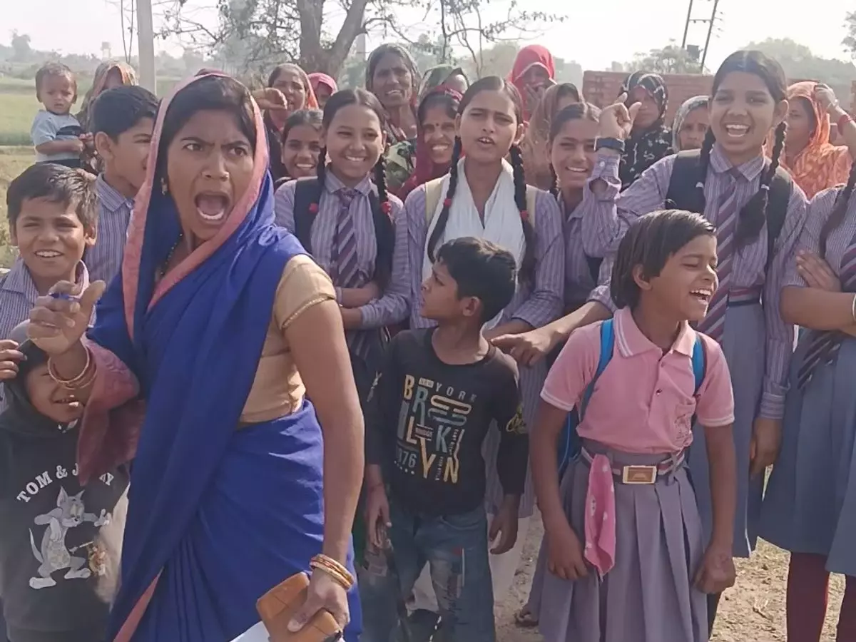 Farrukhabad: गांव में ठेका खोलने पर महिलाओं का प्रदर्शन Farrukhabad: गांव में ठेका खोलने पर महिलाओं का प्रदर्शन