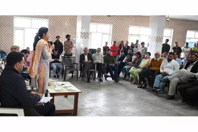 सांबा के DC ने पुरमंडल में लोगों की शिकायतें सुनीं सांबा के DC ने पुरमंडल में लोगों की शिकायतें सुनीं
