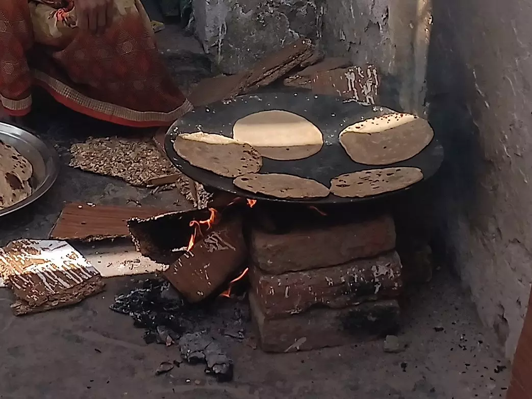 Bareilly: मिड-डे मील में लापरवाही, प्रशासन हरकत में Bareilly: मिड-डे मील में लापरवाही, प्रशासन हरकत में