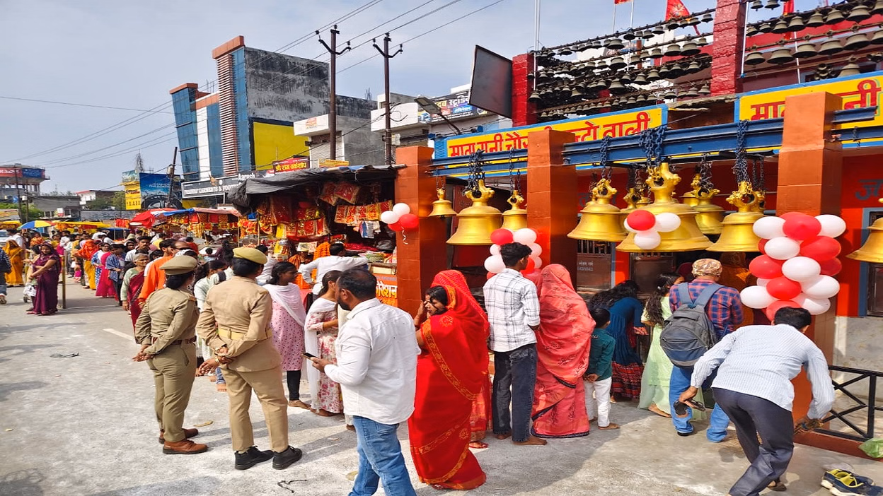 Bareilly: नवरात्र में आस्था का माहौल, भक्तों की भीड़ Bareilly: नवरात्र में आस्था का माहौल, भक्तों की भीड़