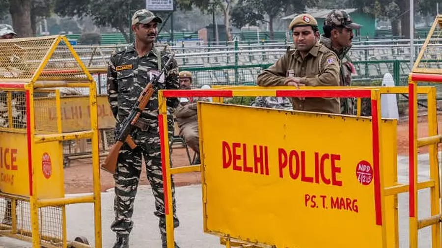 Eid से पहले दिल्ली हाई अलर्ट पर; उत्तम नगर में तनाव के बीच द्वारका में कड़ी सुरक्षा Eid से पहले दिल्ली हाई अलर्ट पर; उत्तम नगर में तनाव के बीच द्वारका में कड़ी सुरक्षा