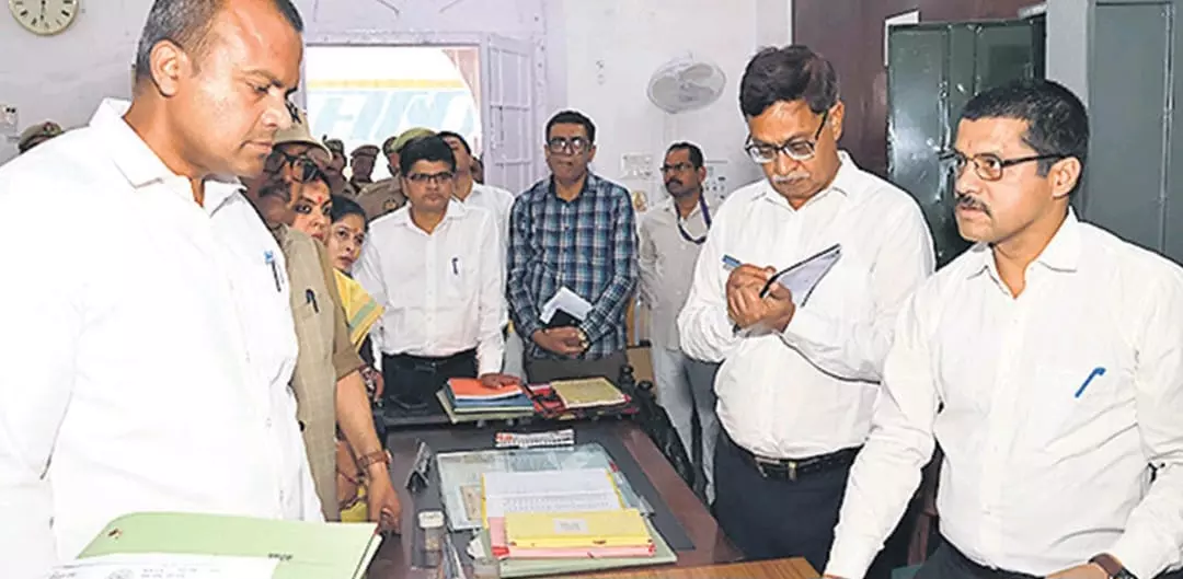 Bareilly: निरीक्षण में खुली लापरवाही, फाइलें बिखरी मिलीं Bareilly: निरीक्षण में खुली लापरवाही, फाइलें बिखरी मिलीं