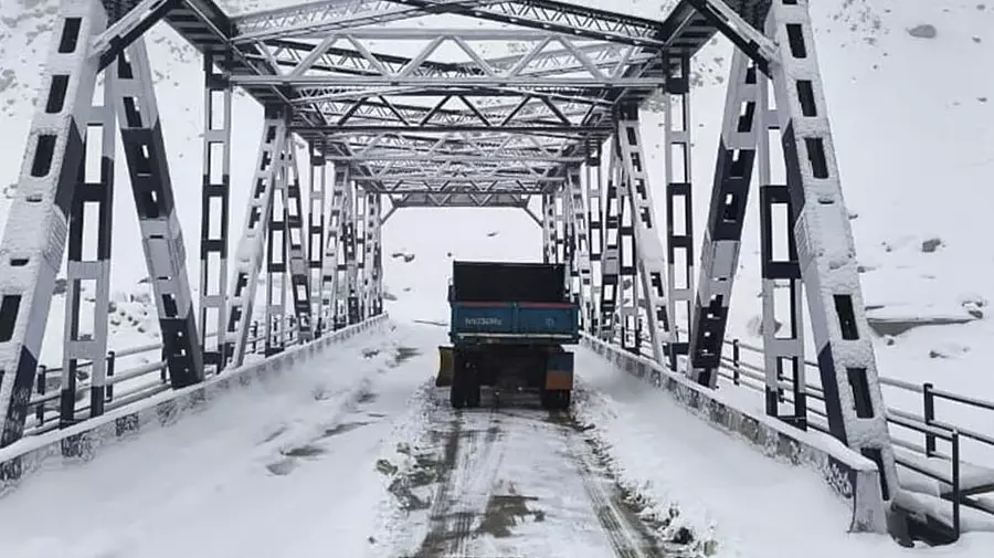 Kashmir : फिर लौटी सर्दियों की ठंड, बारिश और बर्फबारी से तापमान सामान्य से नीचे Kashmir : फिर लौटी सर्दियों की ठंड, बारिश और बर्फबारी से तापमान सामान्य से नीचे