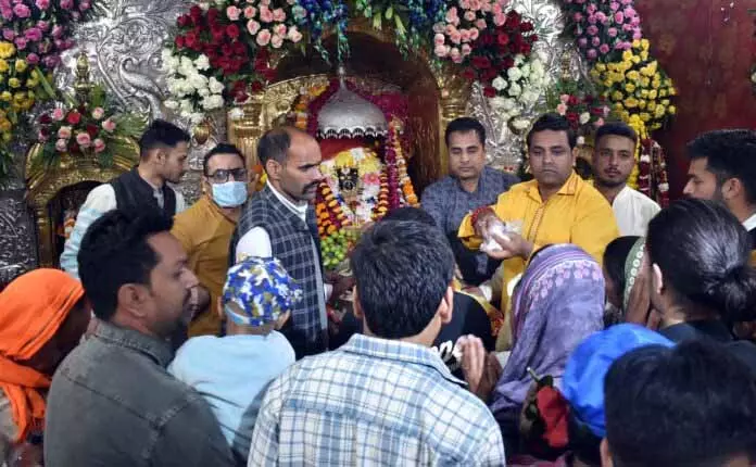 JAMMU: श्रद्धालु बारिश की परवाह किए बिना, पहले नवरात्र पर दर्शन के लिए मंदिरों में उमड़े JAMMU: श्रद्धालु बारिश की परवाह किए बिना, पहले नवरात्र पर दर्शन के लिए मंदिरों में उमड़े