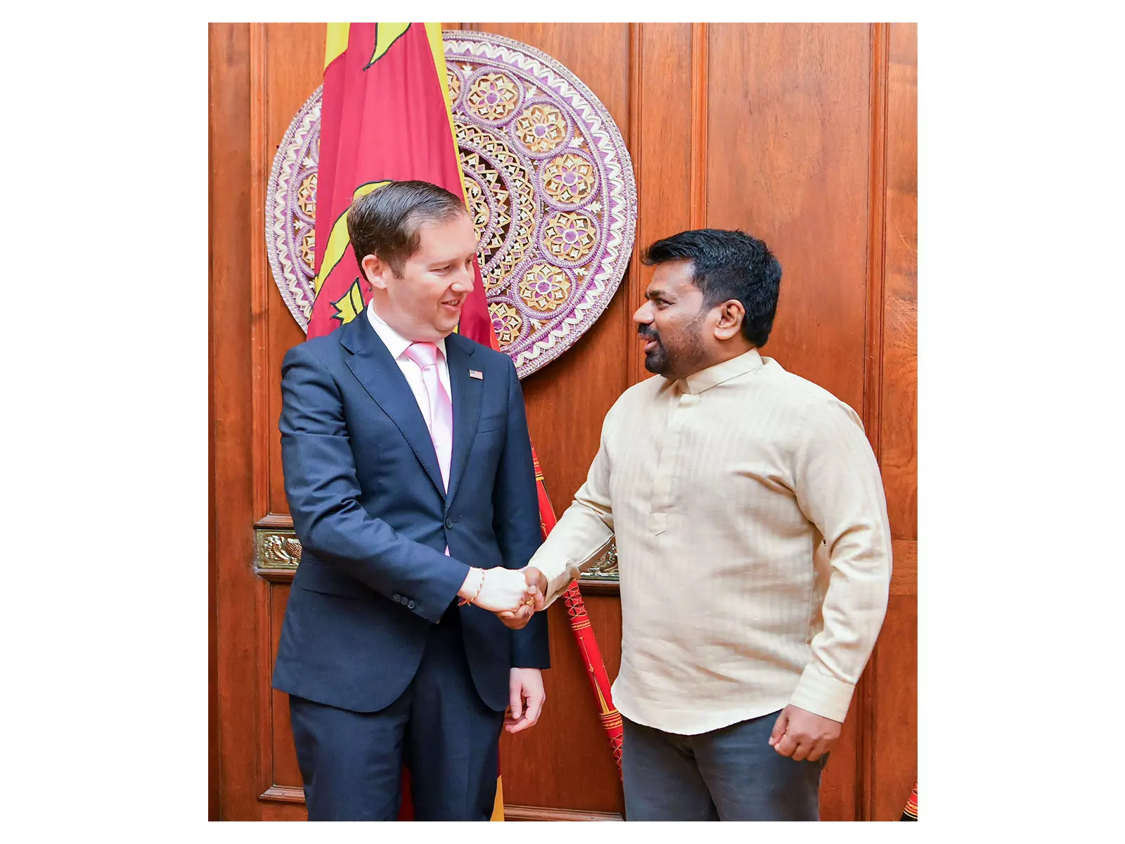 US दूत गोर ने कोलंबो में श्रीलंकाई राष्ट्रपति से मुलाकात कर द्विपक्षीय संबंधों और मध्य-पूर्व संघर्ष पर चर्चा की US दूत गोर ने कोलंबो में श्रीलंकाई राष्ट्रपति से मुलाकात कर द्विपक्षीय संबंधों और मध्य-पूर्व संघर्ष पर चर्चा की
