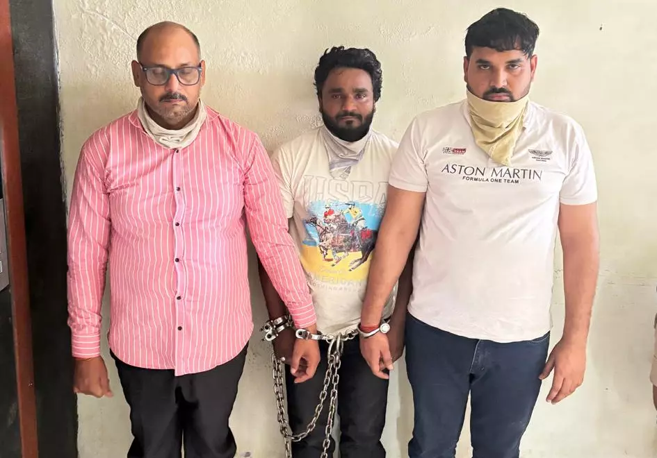 कॉल सेंटर की आड़ में ठगी कर रहे तीन शातिर गिरफ्तार, रायपुर पुलिस का खुलासा कॉल सेंटर की आड़ में ठगी कर रहे तीन शातिर गिरफ्तार, रायपुर पुलिस का खुलासा
