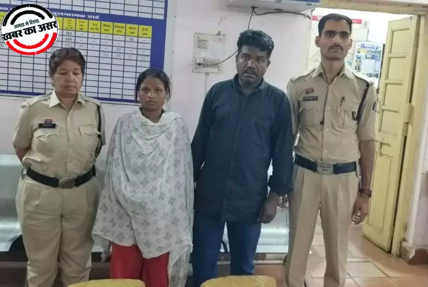 रायपुर होते अहमदाबाद ले जा रहे थे गांजा को, महिला और पुरुष तस्कर गिरफ्तार रायपुर होते अहमदाबाद ले जा रहे थे गांजा को, महिला और पुरुष तस्कर गिरफ्तार