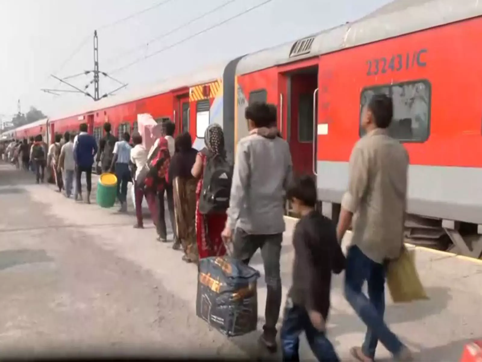 पश्चिम एशिया में तनाव का सूरत पर असर: LPG की कमी के चलते प्रवासी मज़दूरों का पलायन पश्चिम एशिया में तनाव का सूरत पर असर: LPG की कमी के चलते प्रवासी मज़दूरों का पलायन