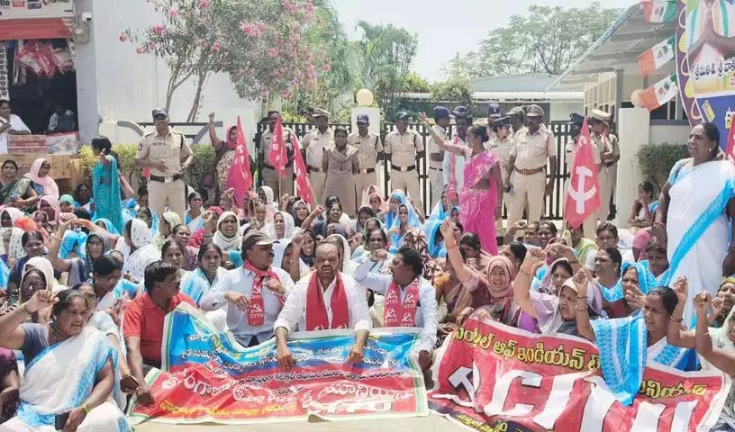 Asha workers ने मंत्री वाकीति श्रीहरि के घर का किया घेराव Asha workers ने मंत्री वाकीति श्रीहरि के घर का किया घेराव