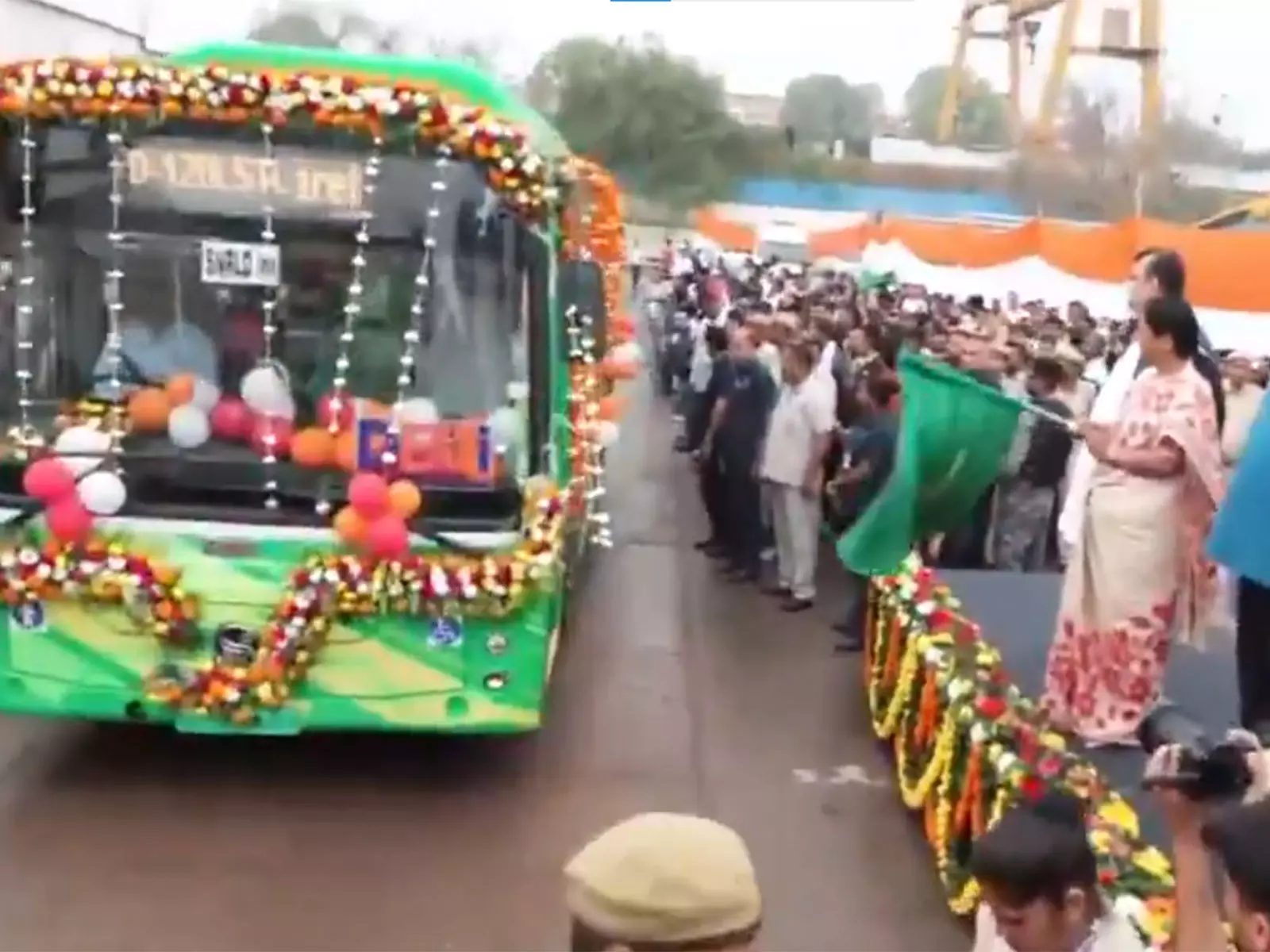दिल्ली CM रेखा गुप्ता ने 300 नई EV बसों को हरी झंडी दिखाई दिल्ली CM रेखा गुप्ता ने 300 नई EV बसों को हरी झंडी दिखाई