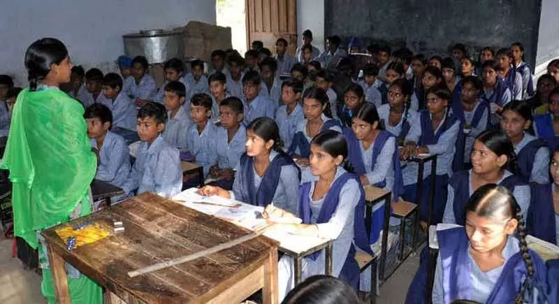 Hisar के स्कूल में लड़कियों को उठक-बैठक लगवाई गई, परेड कराई गई Hisar के स्कूल में लड़कियों को उठक-बैठक लगवाई गई, परेड कराई गई