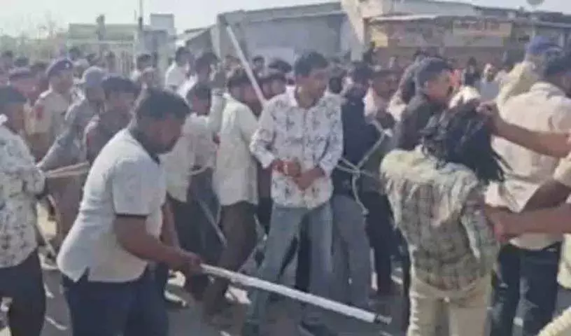 Gujarat पुलिस ने क्राइम सीन के रीकंस्ट्रक्शन के दौरान 18 आरोपियों को सरेआम पीटा Gujarat पुलिस ने क्राइम सीन के रीकंस्ट्रक्शन के दौरान 18 आरोपियों को सरेआम पीटा