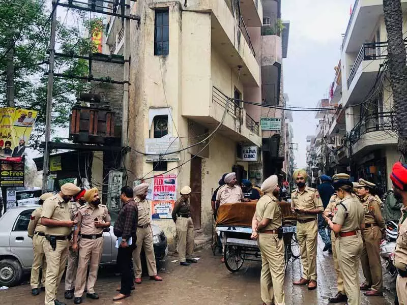 Mohali में घेराबंदी अभियान के दौरान एक फेरीवाला पकड़ा गया Mohali में घेराबंदी अभियान के दौरान एक फेरीवाला पकड़ा गया