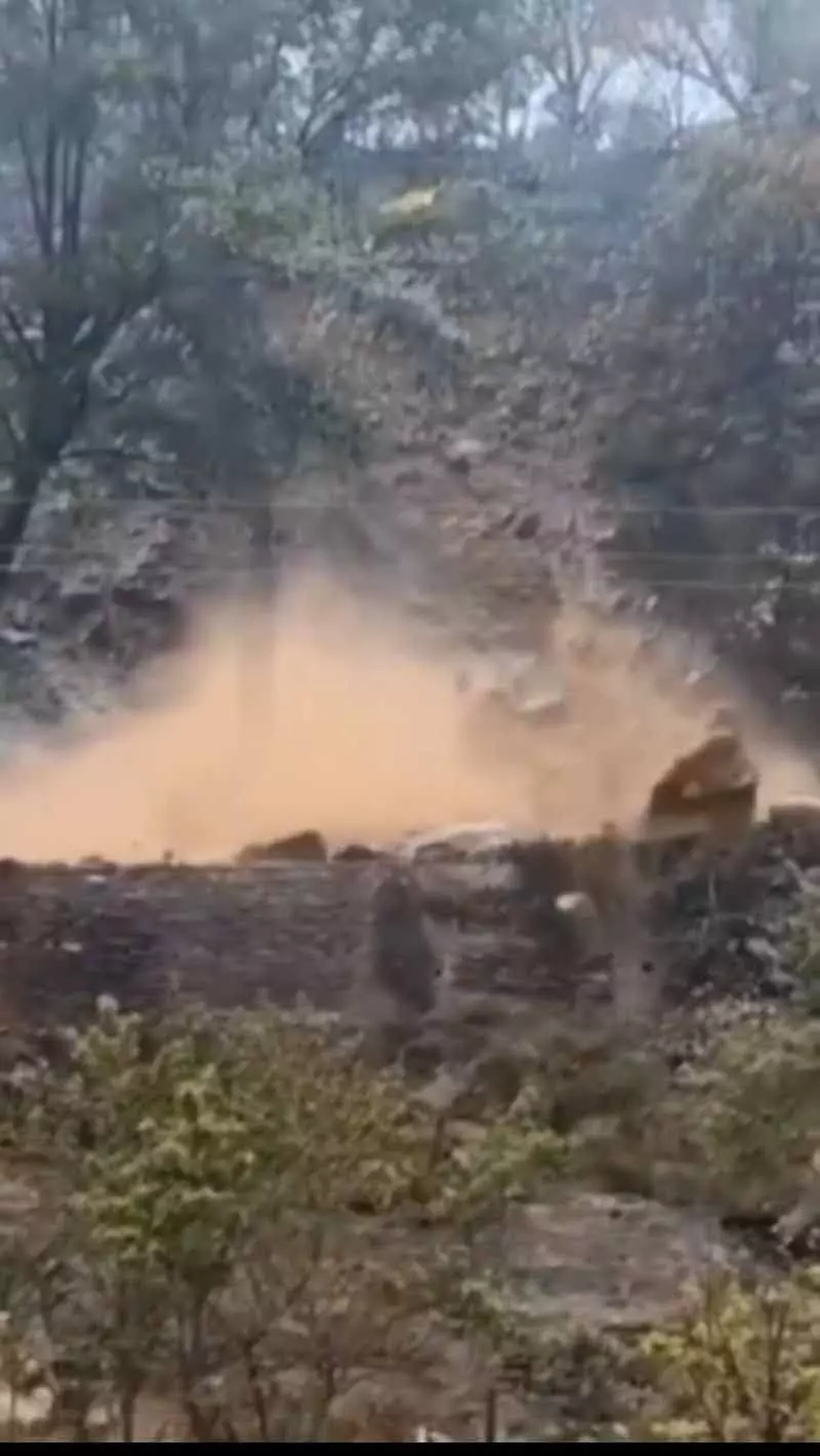 Kullu के इनर अखारा बाज़ार में भूस्खलन से दहशत, निवासियों को सुरक्षित ठिकानों पर पहुंचाया गया Kullu के इनर अखारा बाज़ार में भूस्खलन से दहशत, निवासियों को सुरक्षित ठिकानों पर पहुंचाया गया