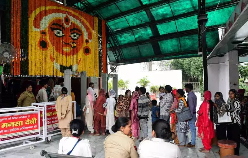 Panchkula: पहली नवरात्रि पर धुंधले आसमान में छाई उत्सव की रौनक Panchkula: पहली नवरात्रि पर धुंधले आसमान में छाई उत्सव की रौनक