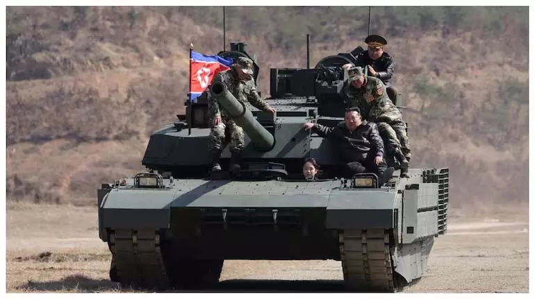 उत्तर कोरियाई नेता Kim Jong-Un और उनकी बेटी सेना के प्रशिक्षण के दौरान एक साथ टैंक पर सवार हुए उत्तर कोरियाई नेता Kim Jong-Un और उनकी बेटी सेना के प्रशिक्षण के दौरान एक साथ टैंक पर सवार हुए