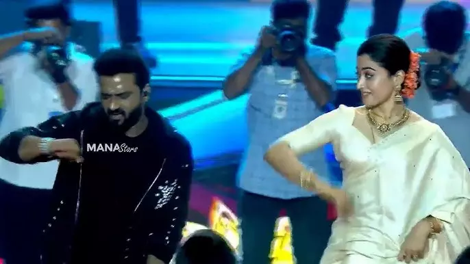DSP ने अवार्ड शो में रश्मिका को लेकर किया मज़ेदार गाना, वीडियो वायरल DSP ने अवार्ड शो में रश्मिका को लेकर किया मज़ेदार गाना, वीडियो वायरल