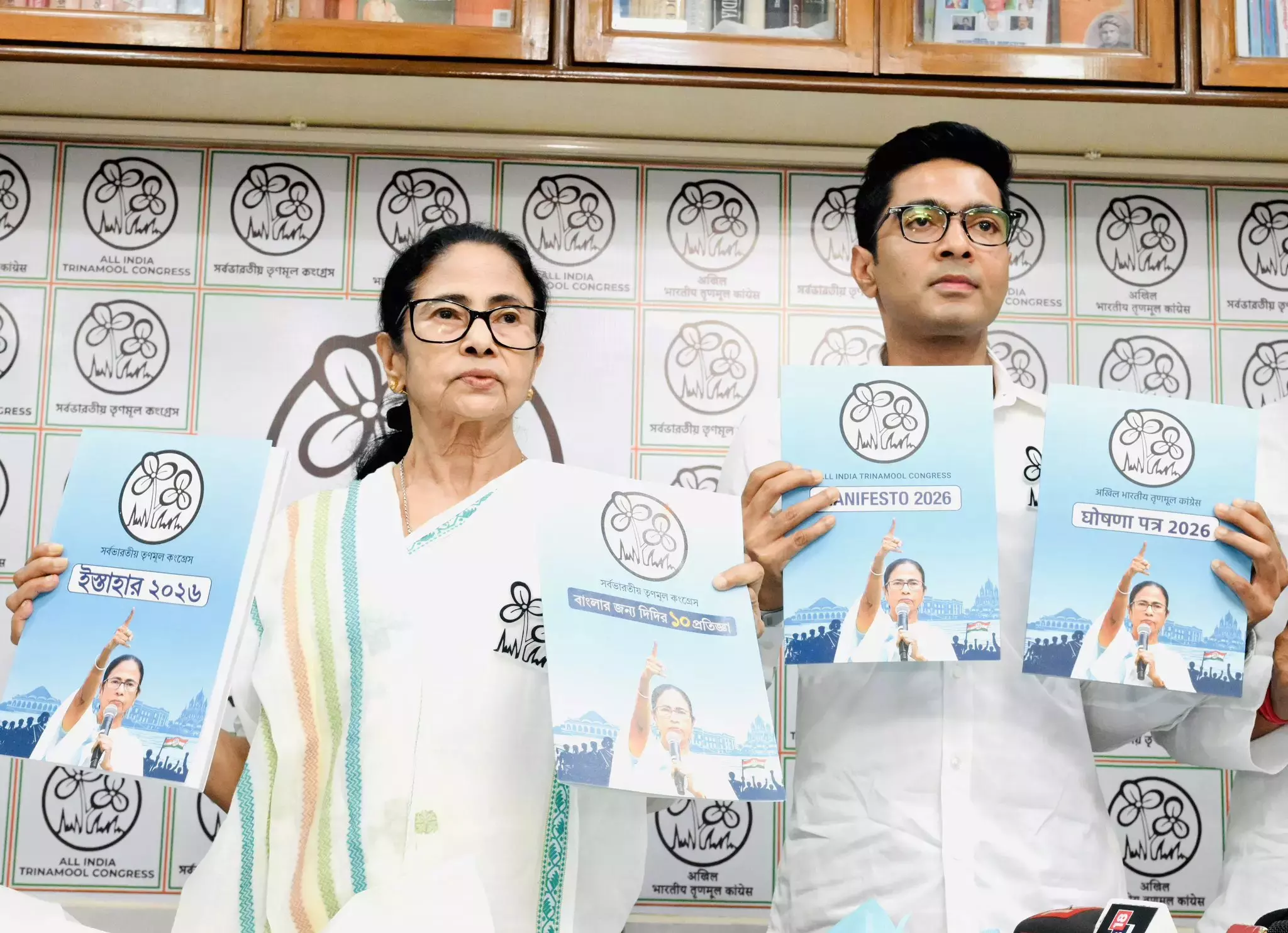 TMC का चुनावी घोषणापत्र जारी, ममता बनर्जी ने किए 10 बड़े वादे TMC का चुनावी घोषणापत्र जारी, ममता बनर्जी ने किए 10 बड़े वादे
