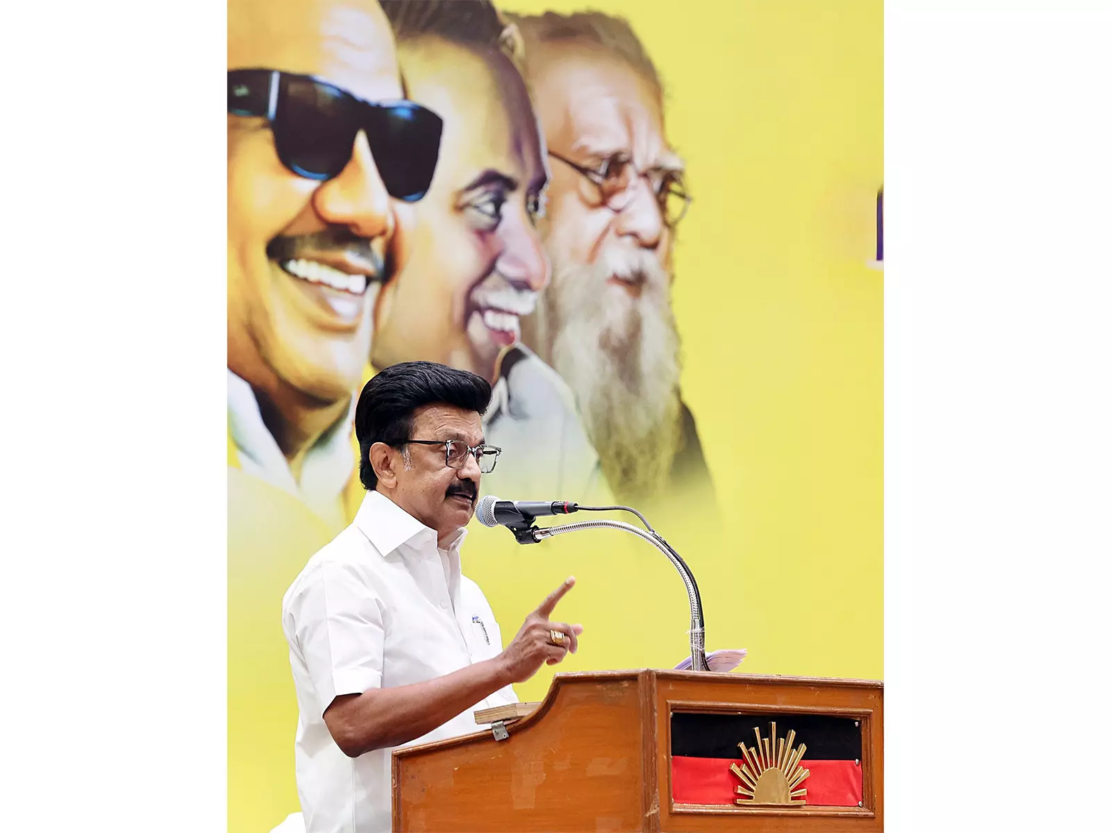तमिलनाडु चुनावों से पहले दिल्ली दौरे को लेकर CM MK स्टालिन ने EPS पर साधा निशाना तमिलनाडु चुनावों से पहले दिल्ली दौरे को लेकर CM MK स्टालिन ने EPS पर साधा निशाना
