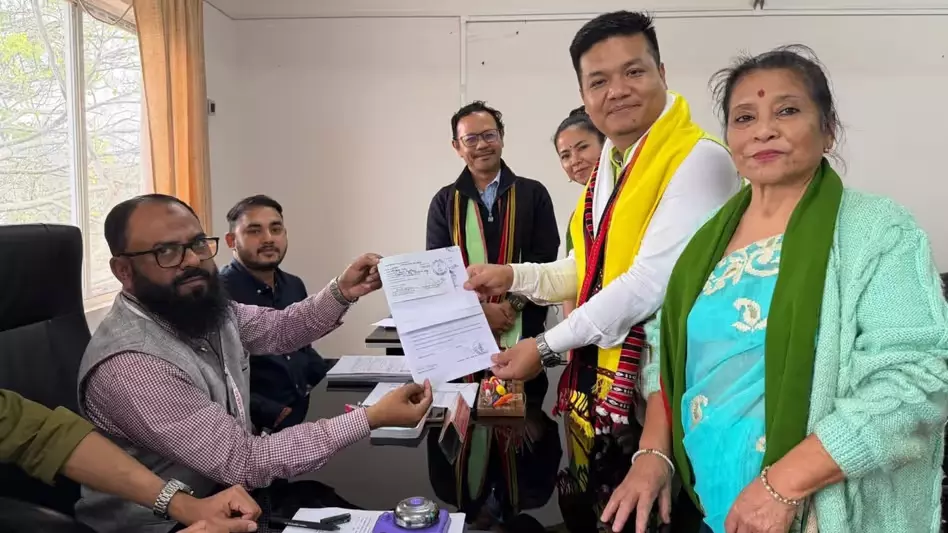हाफलोंग सीट से NPP उम्मीदवार डैनियल लैंगथासा ने भरा नामांकन हाफलोंग सीट से NPP उम्मीदवार डैनियल लैंगथासा ने भरा नामांकन