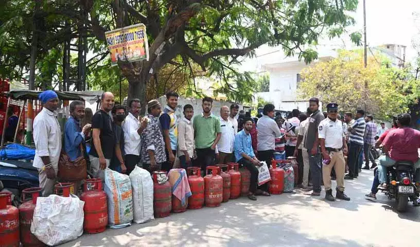 LPG की कमी से भोजन दान अभियान प्रभावित, NGO को मुश्किलों का सामना करना पड़ रहा है LPG की कमी से भोजन दान अभियान प्रभावित, NGO को मुश्किलों का सामना करना पड़ रहा है