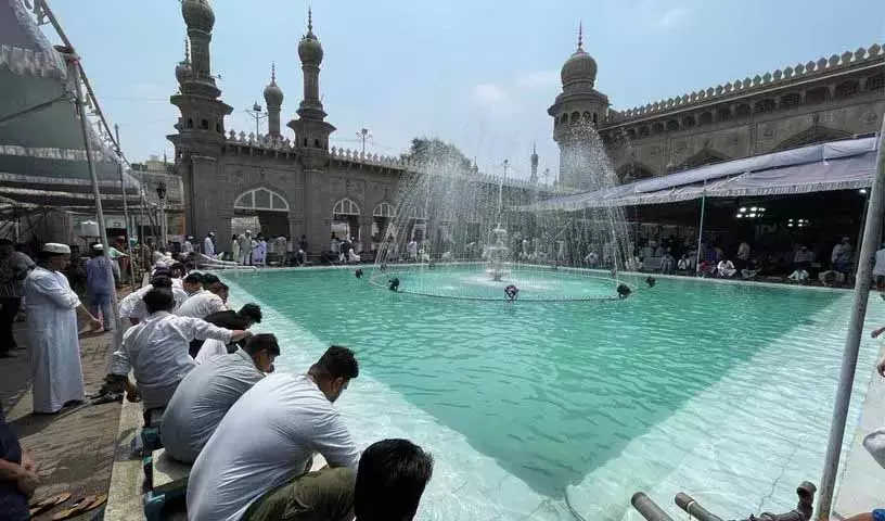 Hyderabad की मक्का मस्जिद में हज़ारों लोगों ने जुमा-तुल-विदा की नमाज़ अदा की Hyderabad की मक्का मस्जिद में हज़ारों लोगों ने जुमा-तुल-विदा की नमाज़ अदा की
