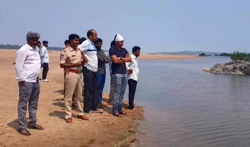 Bhadrachalam के पास गोदावरी में पांच इंजीनियरिंग छात्र लापता हो गए Bhadrachalam के पास गोदावरी में पांच इंजीनियरिंग छात्र लापता हो गए