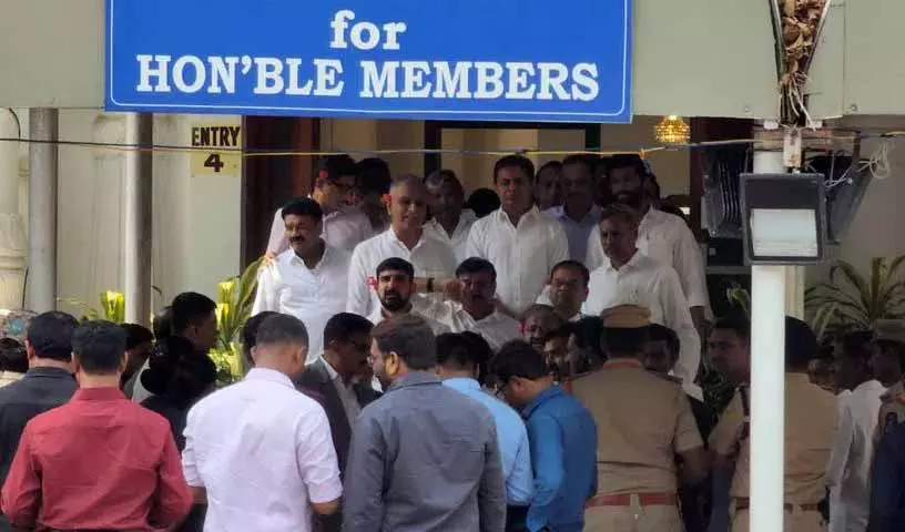 अधूरे वादों को लेकर बजट भाषण के दौरान BRS विधायकों ने किया वॉकआउट अधूरे वादों को लेकर बजट भाषण के दौरान BRS विधायकों ने किया वॉकआउट