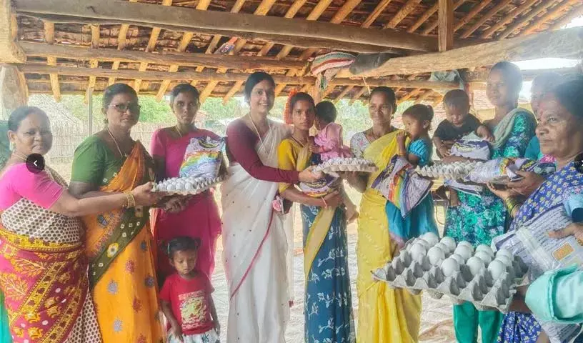 श्रीरामपुरम ST Colony समूह में घर ले जाने वाले राशन का वितरण श्रीरामपुरम ST Colony समूह में घर ले जाने वाले राशन का वितरण