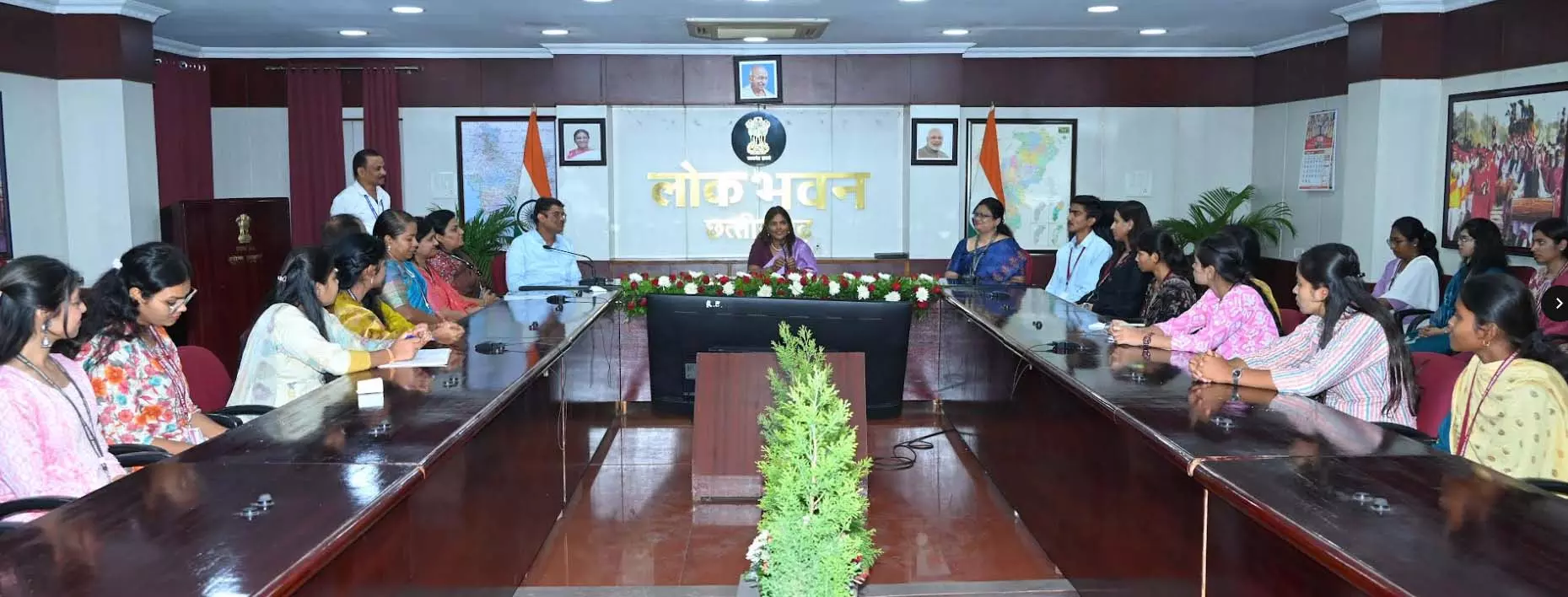 पहली बार महाविद्यालय के विद्यार्थियों ने किया लोकभवन का भ्रमण पहली बार महाविद्यालय के विद्यार्थियों ने किया लोकभवन का भ्रमण