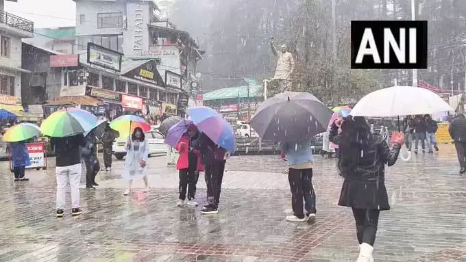 मनाली में बदला मौसम: बारिश और ताजा बर्फबारी से ठंड बढ़ी मनाली में बदला मौसम: बारिश और ताजा बर्फबारी से ठंड बढ़ी
