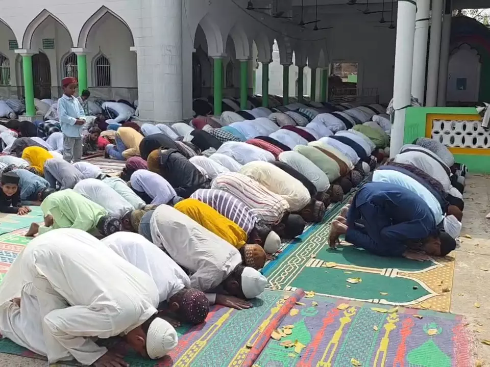 Farrukhabad: अलविदा नमाज के बाद ईद की खुशियां Farrukhabad: अलविदा नमाज के बाद ईद की खुशियां