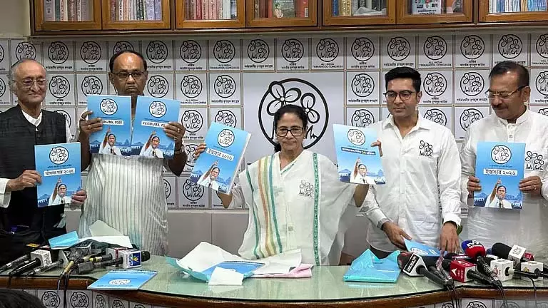 महिलाओं, बुजुर्गों और युवाओं के लिए Mamata के 10 वादे — घोषणापत्र में तृणमूल के क्या वादे हैं? महिलाओं, बुजुर्गों और युवाओं के लिए Mamata के 10 वादे — घोषणापत्र में तृणमूल के क्या वादे हैं?
