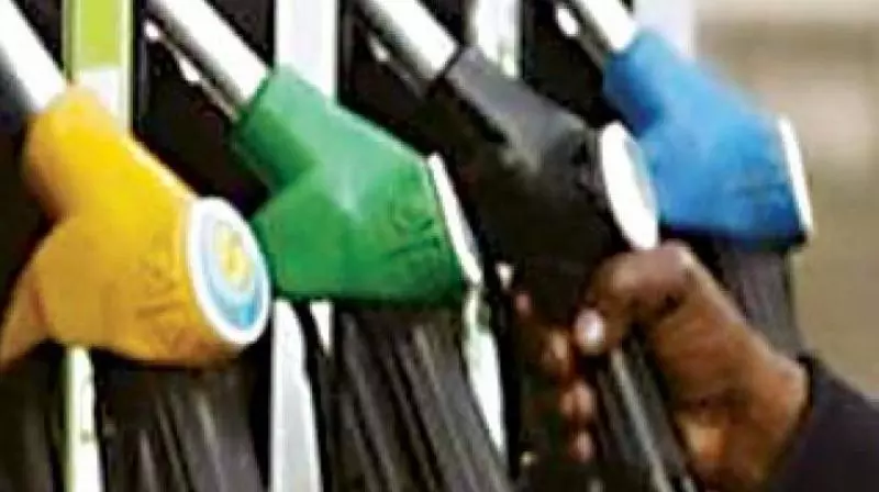 Andhra Pradesh में ईंधन सप्लाई पर अनौपचारिक राशनिंग, पेट्रोल-डीजल की पैनिक बाइंग Andhra Pradesh में ईंधन सप्लाई पर अनौपचारिक राशनिंग, पेट्रोल-डीजल की पैनिक बाइंग