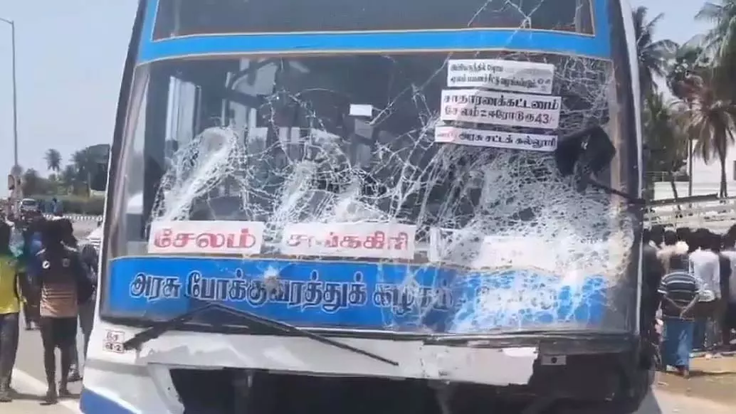 Tamil Nadu में हाईवे पर हुए हादसे में 8 लोगों की मौत, गर्भवती महिला और एक शिशु भी शामिल Tamil Nadu में हाईवे पर हुए हादसे में 8 लोगों की मौत, गर्भवती महिला और एक शिशु भी शामिल