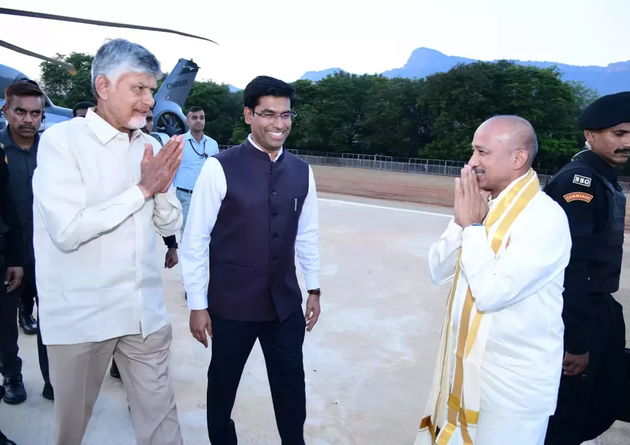 Chandrababu Naidu ने तिरुमाला में की दो दिवसीय यात्रा, परिवार संग पूजा-अर्चना करेंगे Chandrababu Naidu ने तिरुमाला में की दो दिवसीय यात्रा, परिवार संग पूजा-अर्चना करेंगे