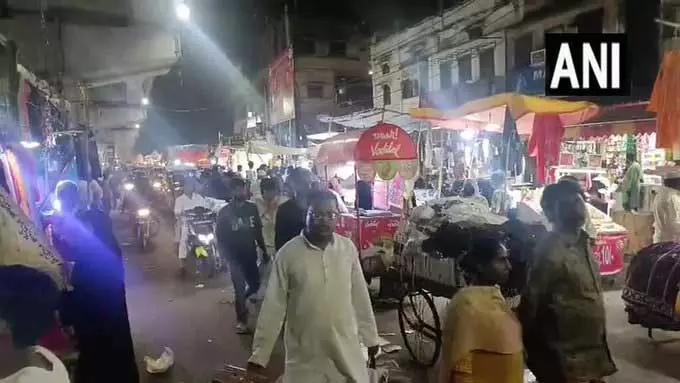 लखनऊ: ईद-उल-फितर से पहले बाजारों में खरीदारी को लेकर उमड़ी भारी भीड़ लखनऊ: ईद-उल-फितर से पहले बाजारों में खरीदारी को लेकर उमड़ी भारी भीड़