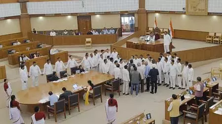 त्रिपुरा : तीन नए निजी विश्वविद्यालयों से जुड़े विधेयकों पर विपक्ष का वॉकआउट त्रिपुरा : तीन नए निजी विश्वविद्यालयों से जुड़े विधेयकों पर विपक्ष का वॉकआउट