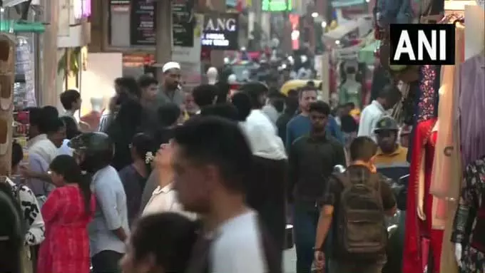 ईद के करीब बेंगलुरु के बाजारों में दिखी खरीदारी की भारी भीड़ ईद के करीब बेंगलुरु के बाजारों में दिखी खरीदारी की भारी भीड़