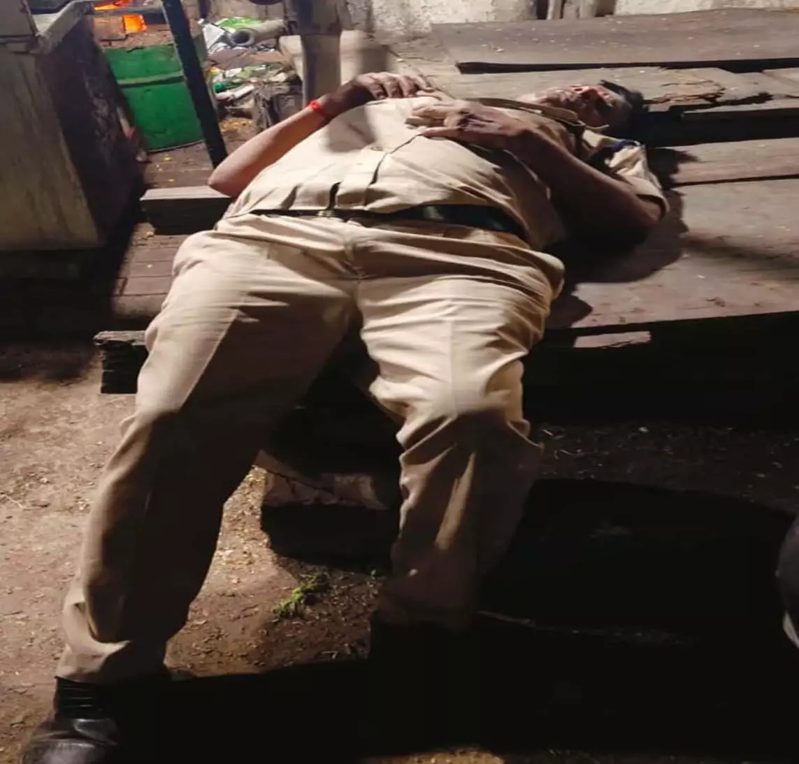 पुलिस का सख्त अभियान: शराब पीकर वाहन चलाने वालों पर कार्रवाई, नशे में वर्दीधारी आरक्षक भी पकड़ा गया पुलिस का सख्त अभियान: शराब पीकर वाहन चलाने वालों पर कार्रवाई, नशे में वर्दीधारी आरक्षक भी पकड़ा गया