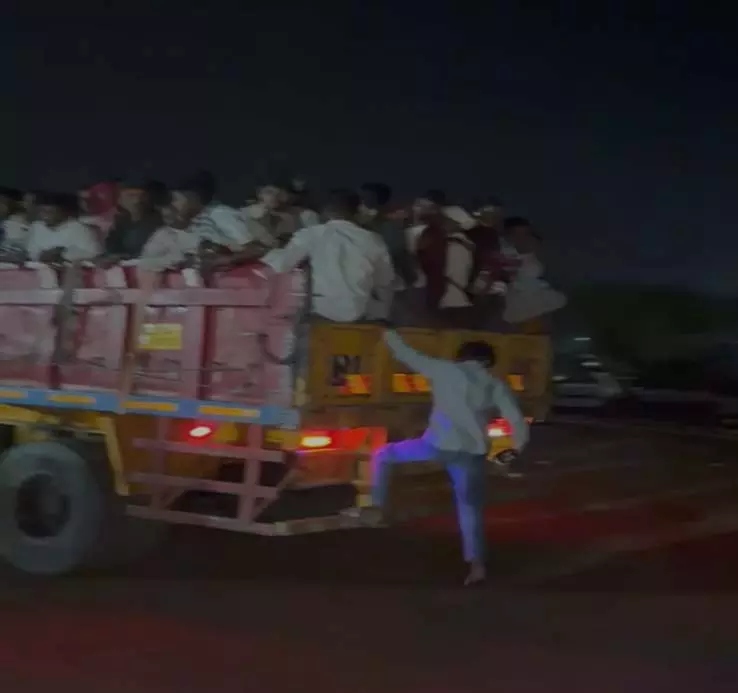 खरोरा में मालवाहक ट्राले में सवारियां ढोने पर पुलिस ने ट्रेलर जब्त खरोरा में मालवाहक ट्राले में सवारियां ढोने पर पुलिस ने ट्रेलर जब्त